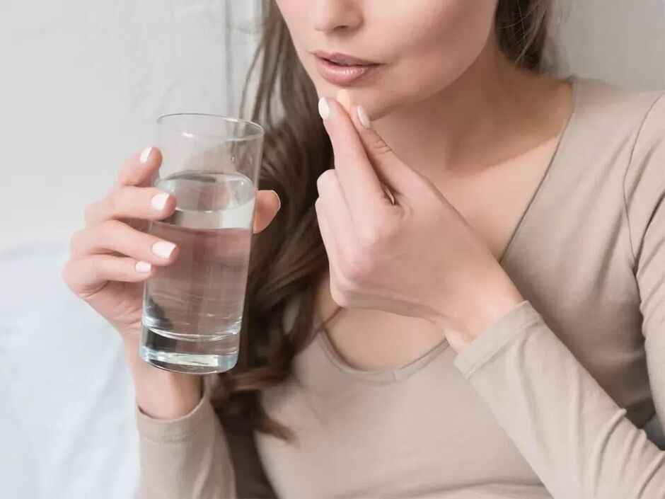 Neem Ocuvit-capsules in met schoon water